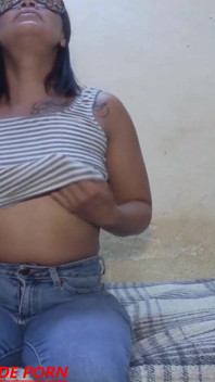 Toujours excitée dans le besoin de sexe - je me donne du plaisir avec un gode