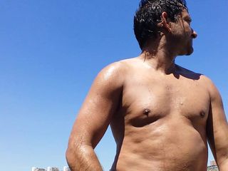 Boy top Amador: adoro la spiaggia per il nudismo