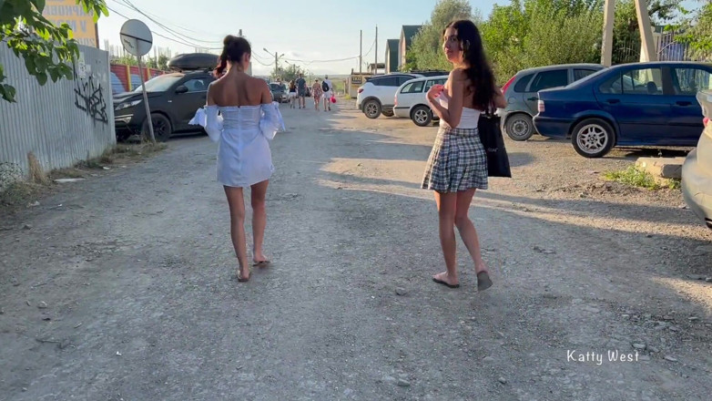 Кэти Вест: Две девушки заходят без трусиков и показывают киски