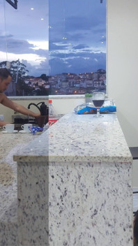 Fodendo esposa gostosa na cozinha até ela gozar, enquanto o corno lava os pratos