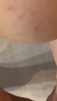 Une jeune femme se fait défoncer son cul étroit, creampie anal
