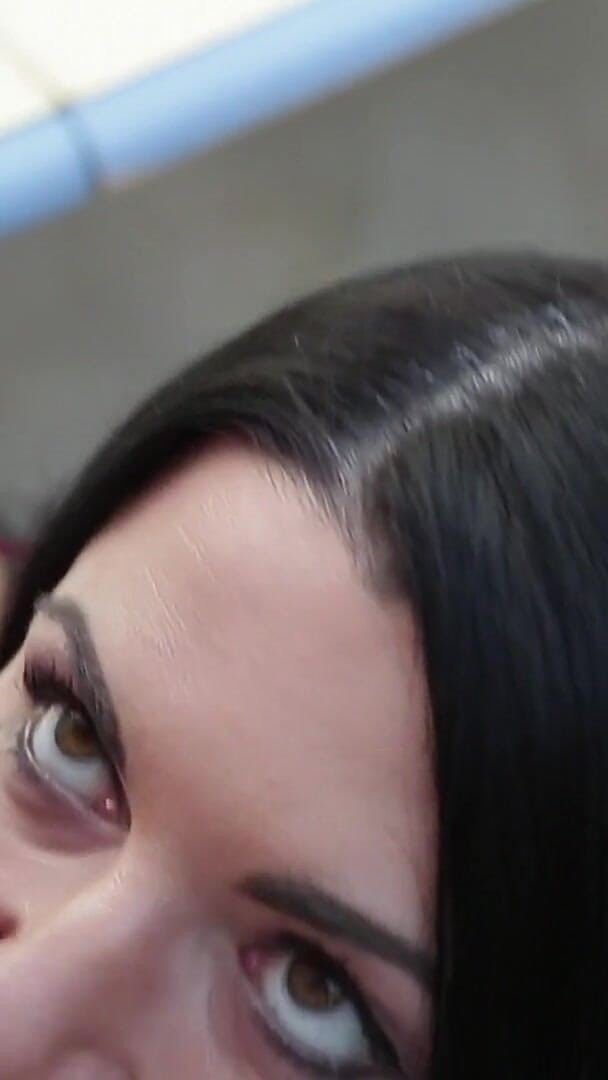 Video Porno One: Min man är inte här, knulla mig i köket!