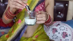 Sexy bhabhi faz café gostoso de seu leite materno fresco para cunhado, espremendo seu leite em copo (áudio hindi)