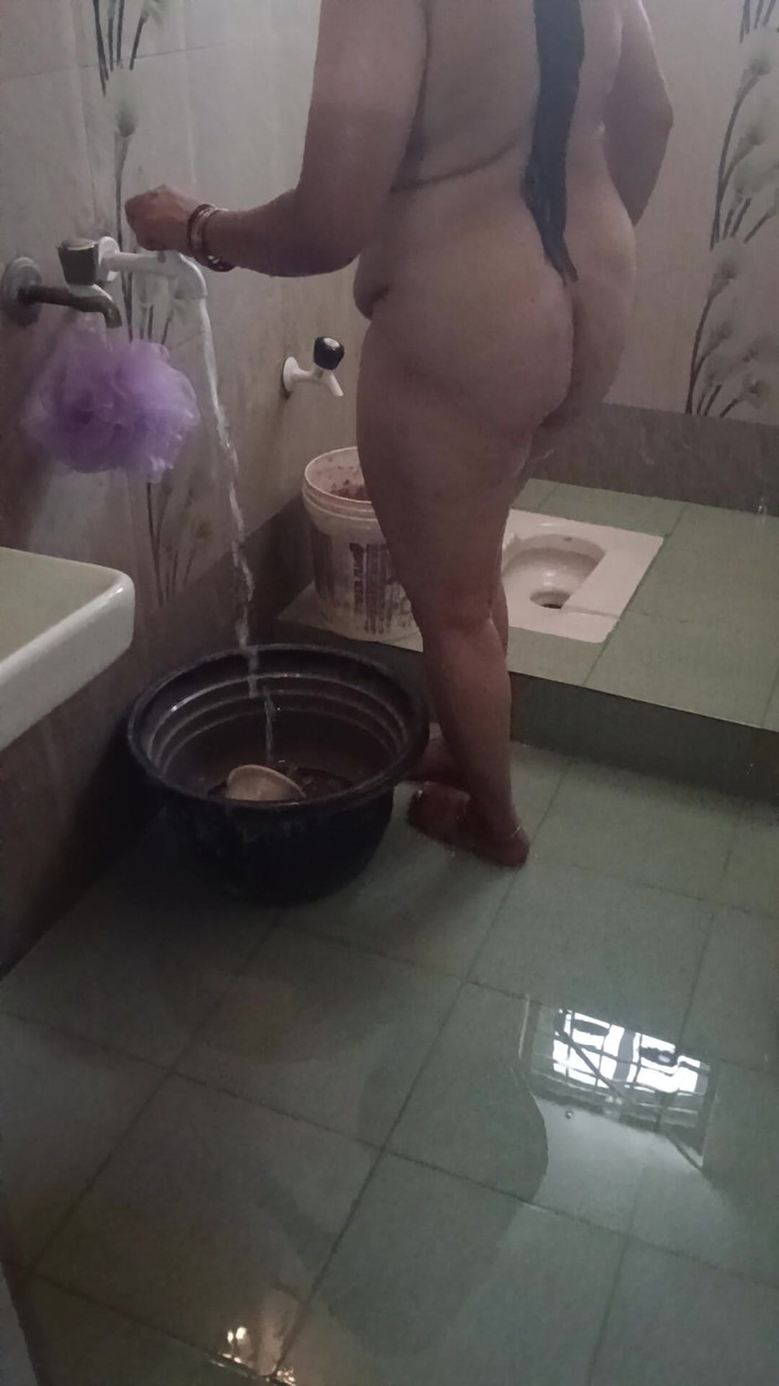 Muruga: Tante toont badkamer