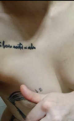 Akasha7: Akasha gioca con la figa nel Barthroom del lavoro