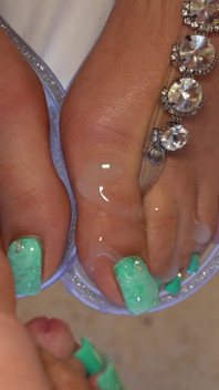 Clear Jelly Sandals labă cu pantofi labă cu picioarele blondă cu unghii lungi de la picioare, ejaculare pe degete