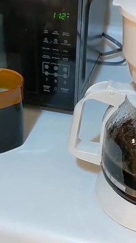 Niegrzeczna barista zajmuje się niegrzecznym klientem