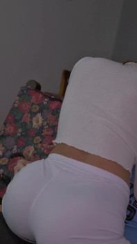 Mijn stiefzus pakt mijn lul terwijl ik aan het spelen was (anale creampie)