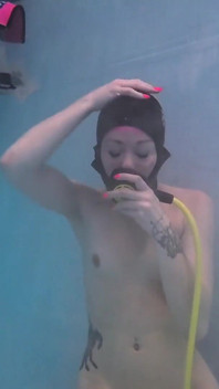 Tauch lucy: der Unterwasserstreifen
