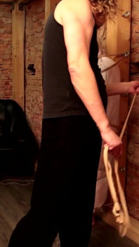 Gebonden en gestraft: slavenslet strak gewikkeld in hardcore bdsm-kwelling