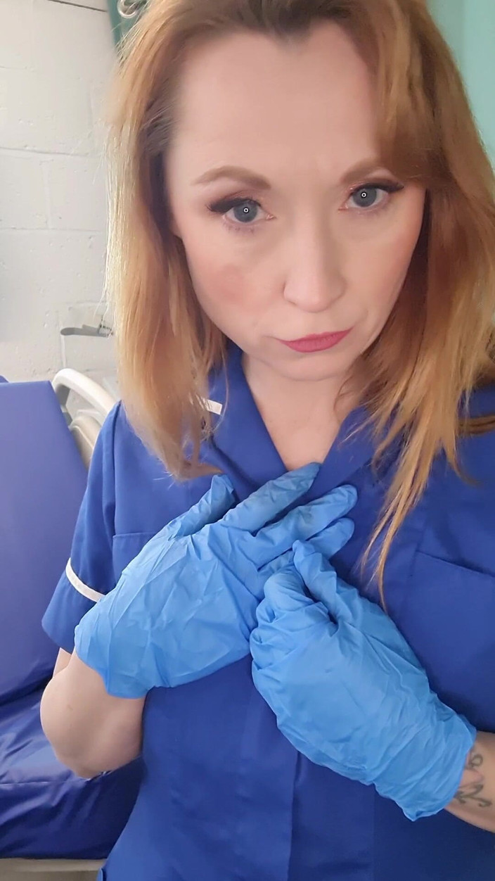 Lily kink: 음란한 간호사가 엿보는 것을 포착하고 그녀를 따먹을 것을 권유합니다.