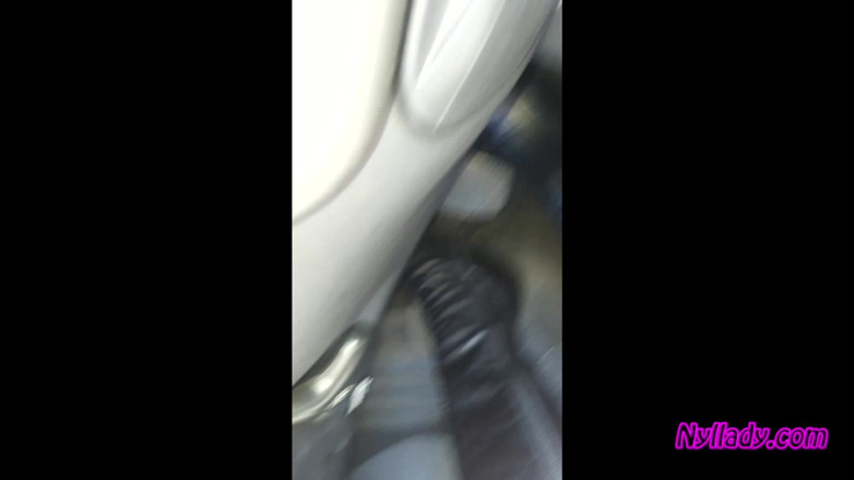 Nyllady: Cewek kenyal ini lagi asik nyllady driving and revving her...