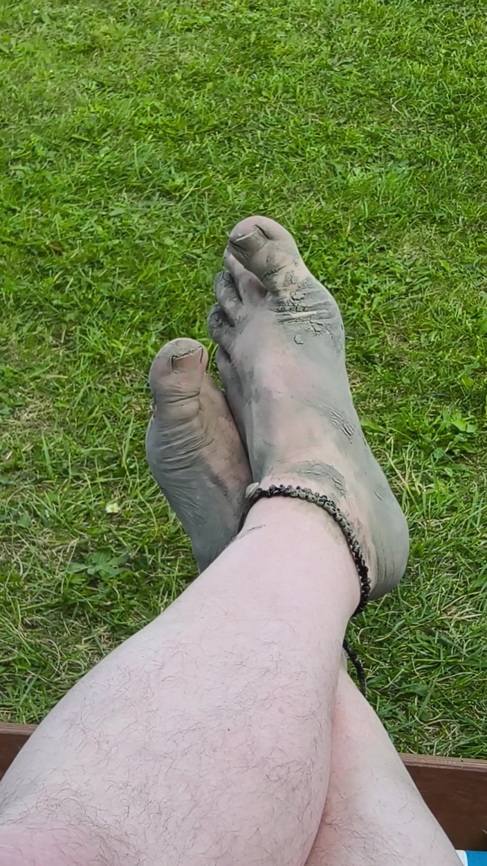Footfetish: Blootsvoets Wachtend Op Het Tij Op Het Strand