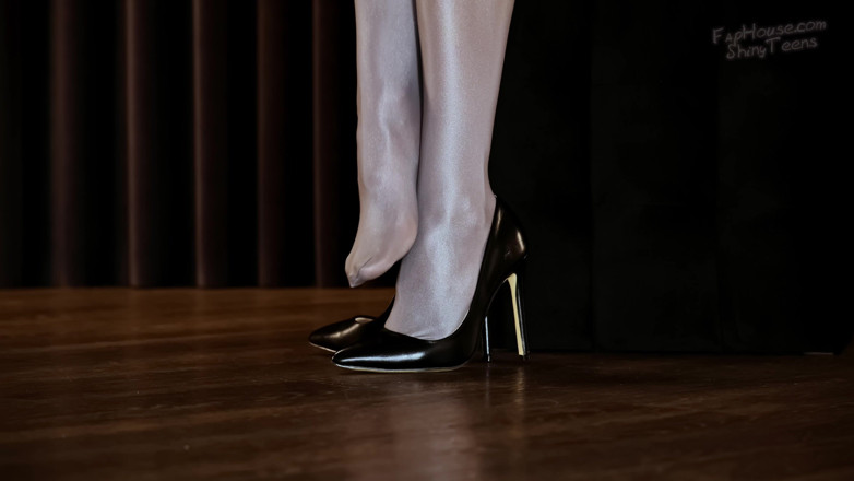 Shiny teens: 925 Lesklé punčocháče Gray Wolford
