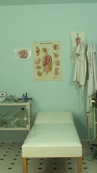 La mora calda e arrapata con la figa bagnata si masturba nello studio medico e poi riceve un facciale