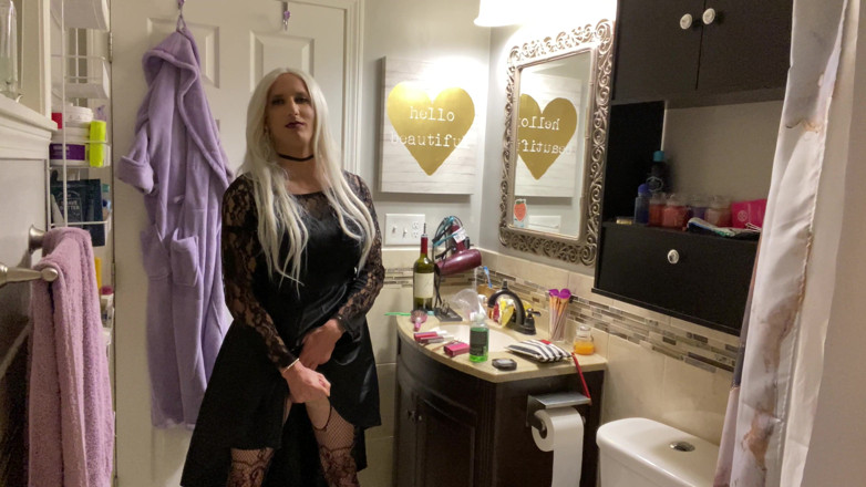 Sissy Bailey Wilde: Il travestito emo indossa il plug anale e si sega