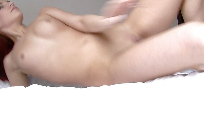 Sexy Amateurz: Sexy rothaariges küken bekommt sich selbst