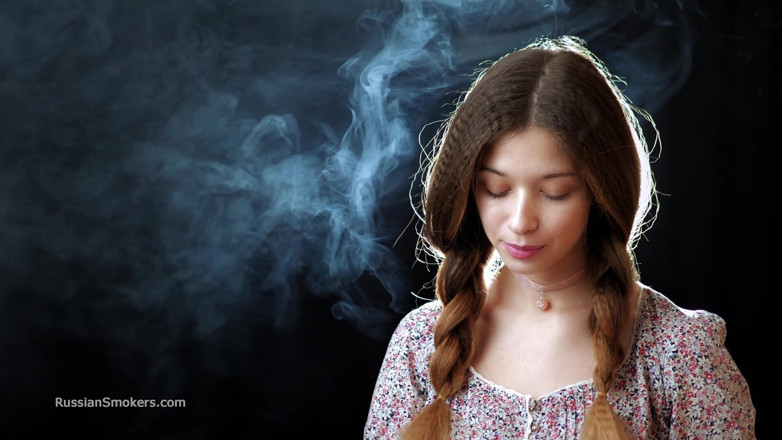 Russian Smokers: Une Russe sexy fume une cigarette et taquine lentement