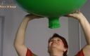 Anna Devot and Friends: Fa esplodere un mega palloncino