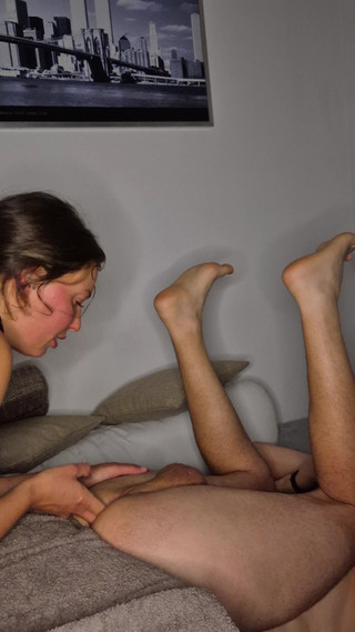 SFHarcerska: 前列腺按摩操他的屁股，把牛奶倒进他的屁股