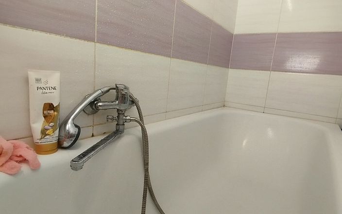 Mirsur: Moglie amatoriale fa una doccia, figa pelosa, culo grosso.
