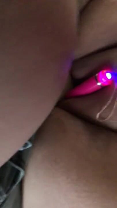 MzKiTTy91: 괴물 자지 슬리브로 뻗은 와이프의 보지
