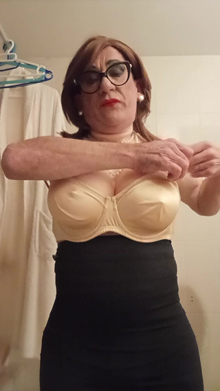 Yusti: 在镜子前穿衣