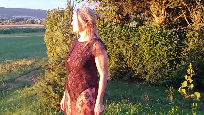 martinawest: Nenek memakai bodysuit semata-mata di luar
