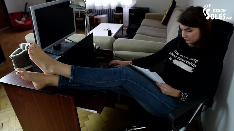 Czech Soles - foot fetish content: Assistindo seus pés, meias e tênis sexy