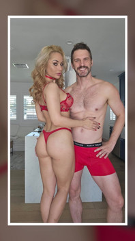 Sexy estrela pornô com peitos enormes Crystal Rush em foda hardcore