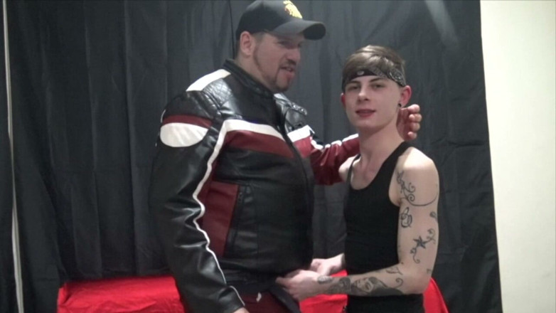 HARD FUCKER FROM MADRID: XXL ayıdan önyargılı genç adam