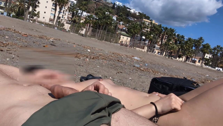 SweetJaneOfficial: Berkelip batang di sebelah awek bertelanjang atas yang dia lihat