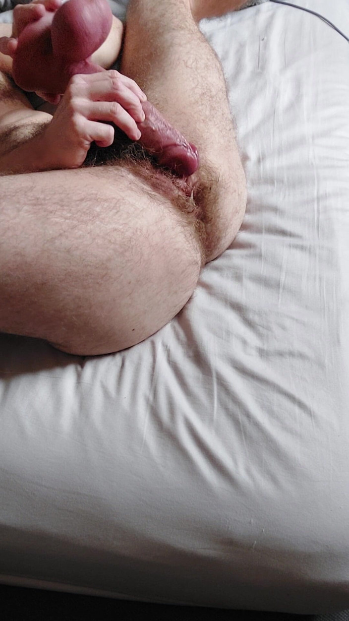 Edftmxxx: FTMの男が巨大なディルドで毛深い膣を突き、ベッド中に噴き出す