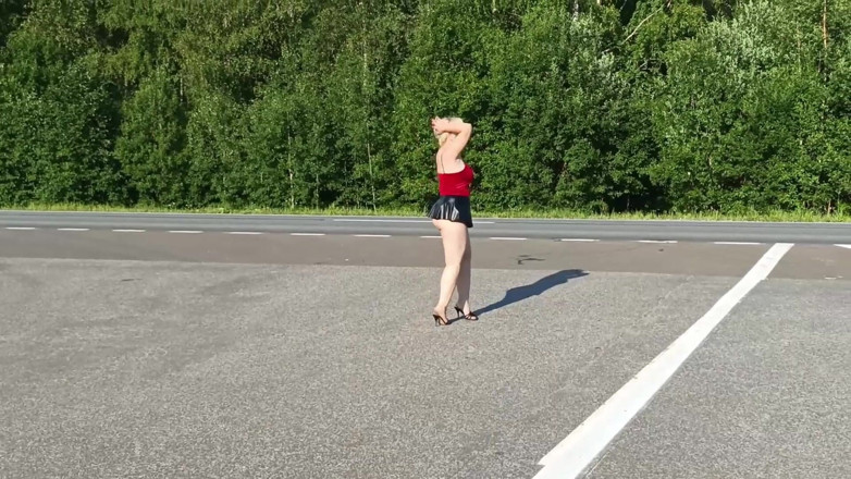 RedRoseRus: Provocano Gli Automobilisti in Autostrada
