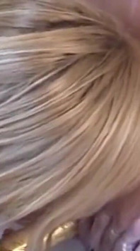 Två lesbiska flickvänner ger sig själva njutning i badrummet med sina dildon