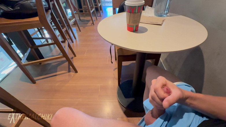 Extremalchiki: स्टारबक्स पब्लिक कैफे हस्तमैथुन और वीर्य निकालना