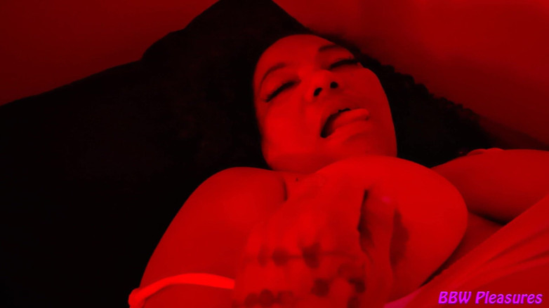 BBW Pleasures: Koi se masturbe dans un club