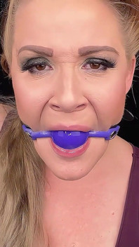 Zblízka a osobní s ballgagged ústy slečny Whitney Morgan