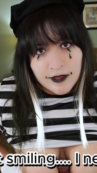 Mime cachonda intenta hacer sonrr al hombre