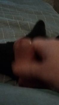 Sdraiati sul mio letto e gioca con il cazzo