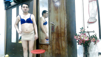 Cute & Nude Crossdresser: Sexy sissy crossdresser femboy sweet lízátko v zástěře s podprsenkou...