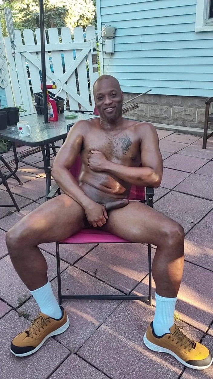 Kennie Jai: Kennie Jai trekt zich af op een airbnb