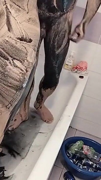 Un couple amateur prend un bain, femme à la chatte poilue, gros cul, gros nichons.