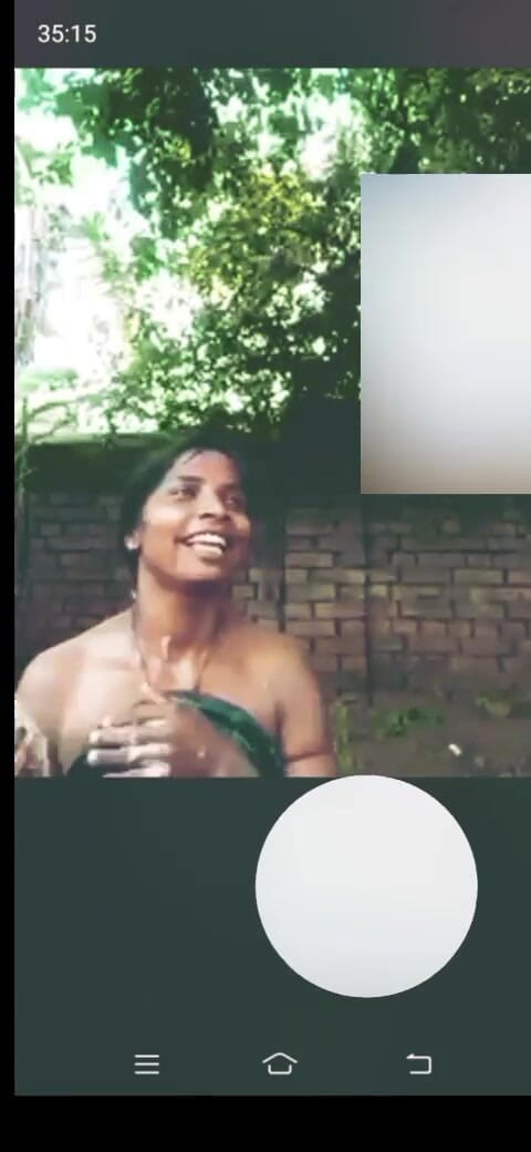 Png: Gadis desi sedang mandi di luar
