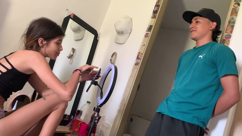 TUflacasex123: Je vais dans la chambre de ma demi-sœur pour elle...