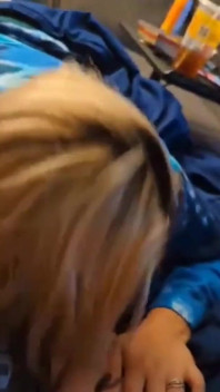Una sega calda e sexy si trasforma in un pompino bagnato, leccato, succhiato! Guardalo farlo gemere!
