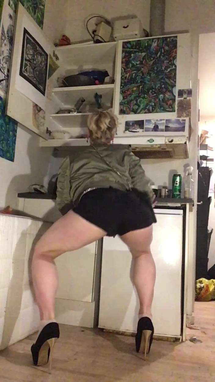 Sissy Cindy Slut: シシー・ファグ・ジェス・ブリンチ・ホットパンツ