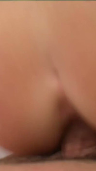 MILF berpantat besar seksi Daniella Aire dalam adegan debutnya dikongkek pepeknya ke muka yang kucar-kacir