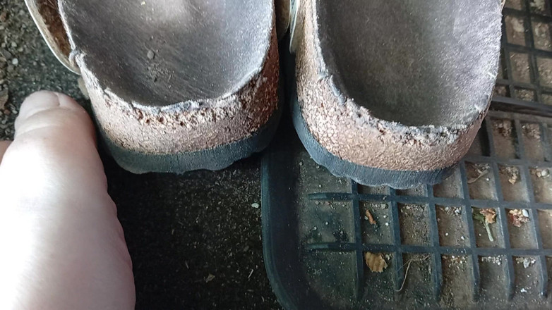 tammara big: 用birkenstock鞋踩踏