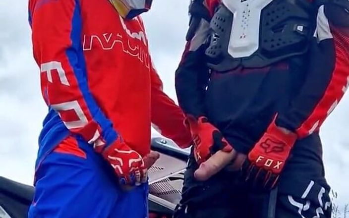 Sneakersmax98: Ragazzi da motocross caldi vengono vicino alla moto